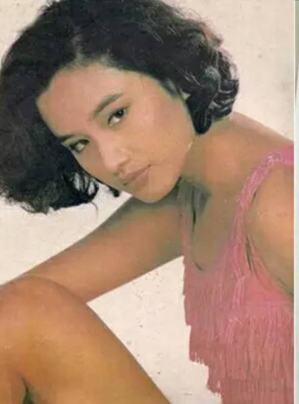 瞿颖皮肤那么黑是晒的吗？瞿颖现在是不是在