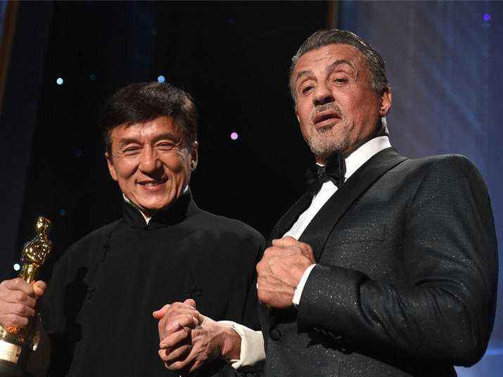 史泰龙的眼睛和嘴长的好奇怪是受过伤吗(史泰龙长得像)