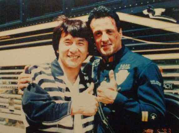 史泰龙的眼睛和嘴长的好奇怪是受过伤吗(史泰龙长得像)