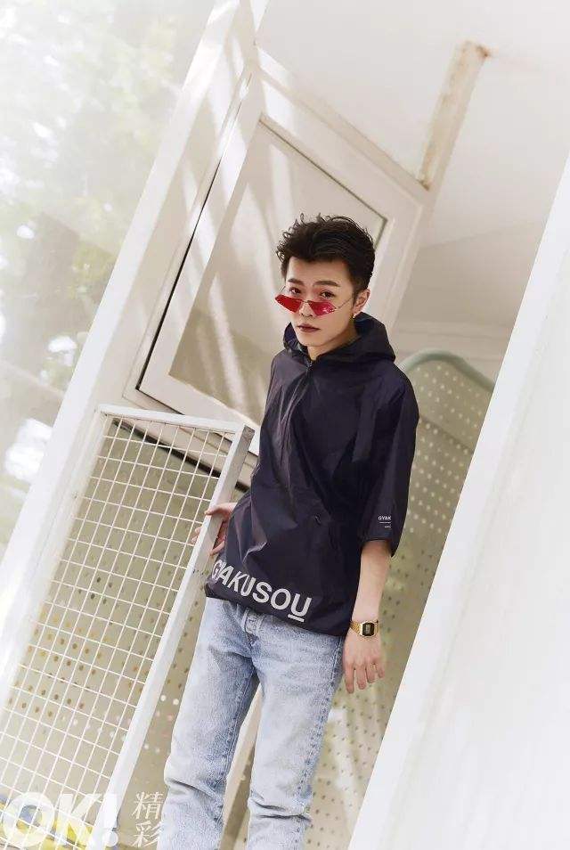 杨文昊脖子贴的是膏药吗？杨文昊跳的是什么