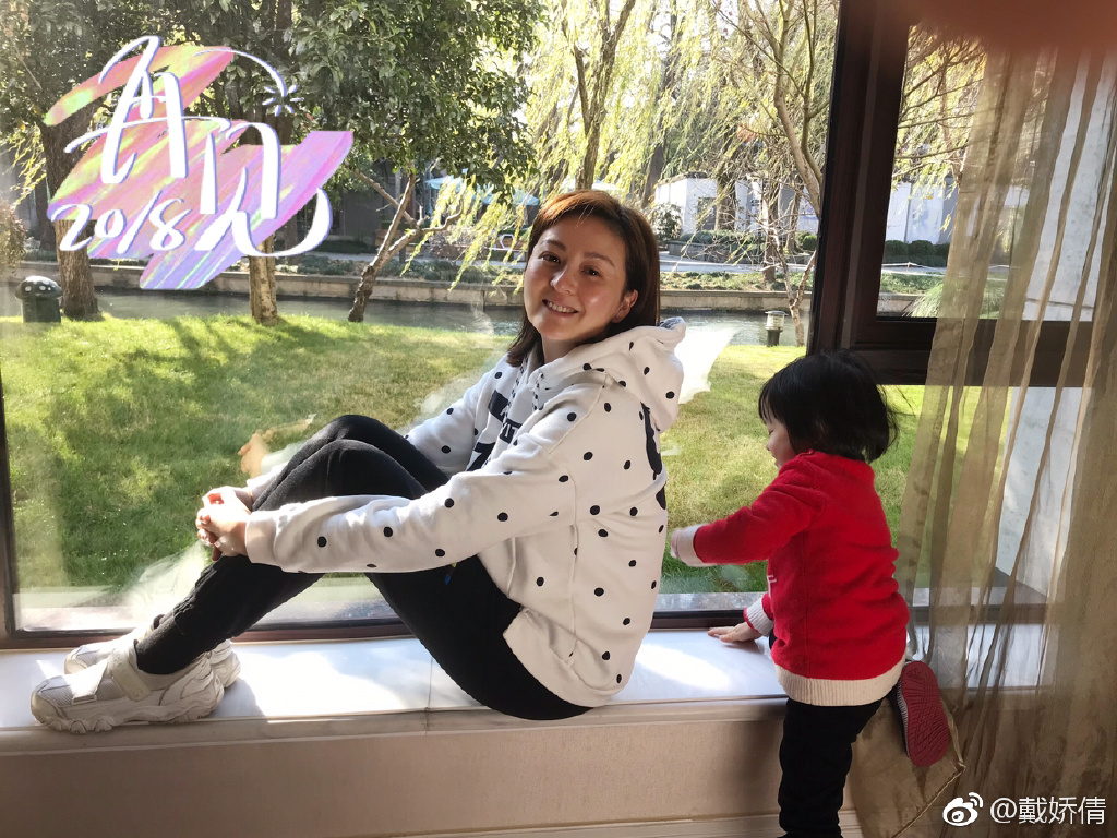 戴娇倩和赵丽颖好像对比照(吴倩和赵丽颖)