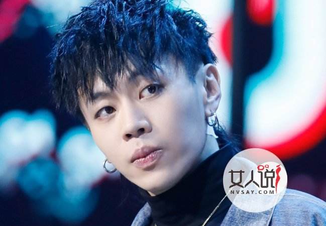 杨文昊脖子贴的是膏药吗？杨文昊跳的是什么