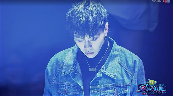 杨文昊脖子贴的是膏药吗？杨文昊跳的是什么