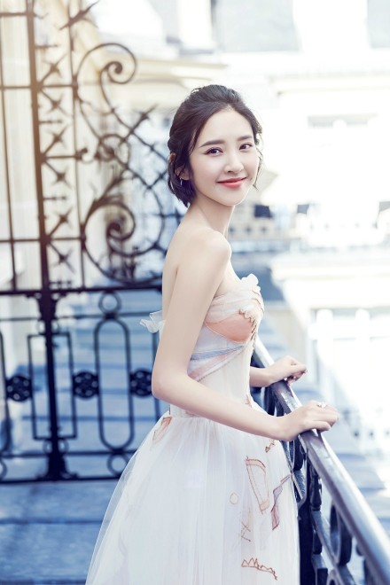 唐艺昕的胸有料吗多大罩杯的？我们来了唐艺