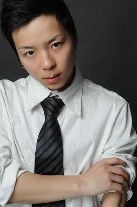 杨文昊脖子贴的是膏药吗？杨文昊跳的是什么