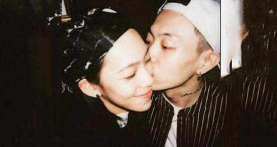 杨文昊脖子贴的是膏药吗？杨文昊跳的是什么