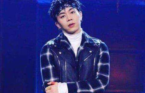 杨文昊脖子贴的是膏药吗？杨文昊跳的是什么