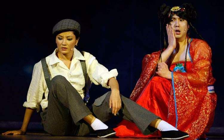 瞿颖皮肤那么黑是晒的吗？瞿颖现在是不是在