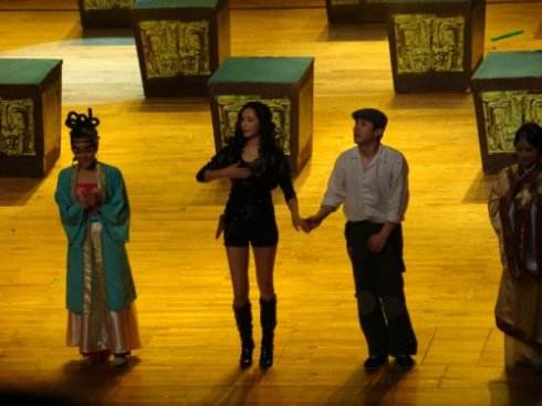 瞿颖皮肤那么黑是晒的吗？瞿颖现在是不是在