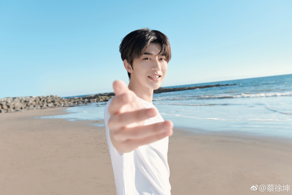 蔡徐坤为什么叫小玫瑰(蔡徐坤拿玫瑰照片)