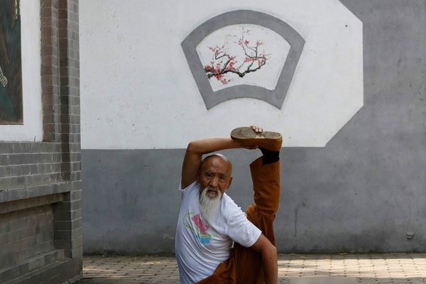 王保合缩骨功表演是真的吗(缩骨功视频王保国) 王保合缩骨功表演是真的吗(缩骨功视频王保国)