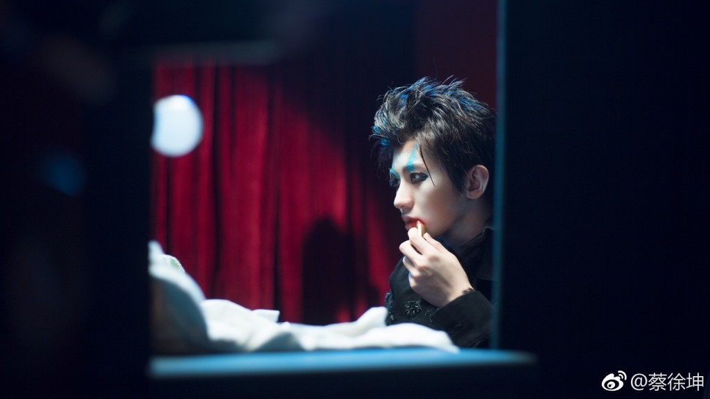 蔡徐坤为什么叫小玫瑰(蔡徐坤拿玫瑰照片)