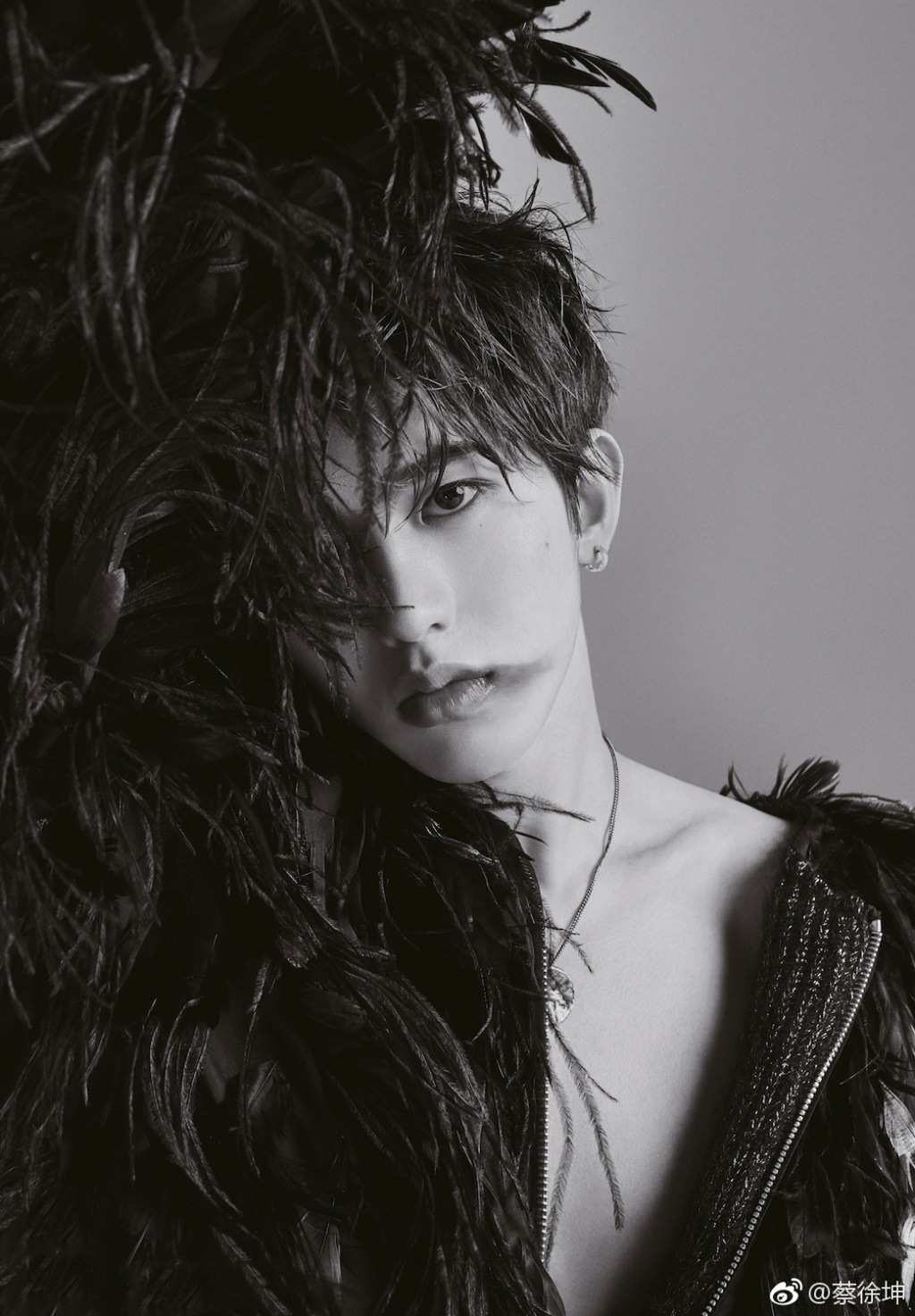 蔡徐坤为什么叫小玫瑰(蔡徐坤拿玫瑰照片)