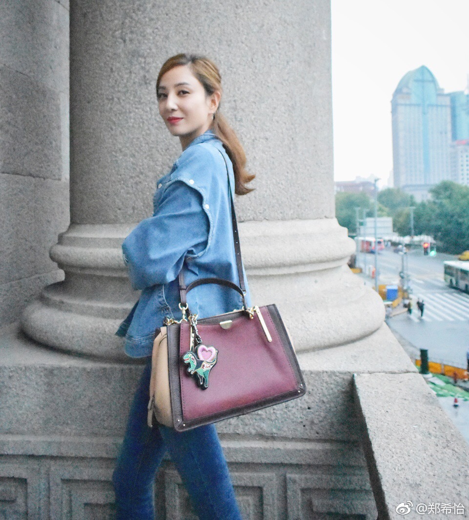 郑希怡掉裤子事件照片(郑希怡台庆掉裤子)