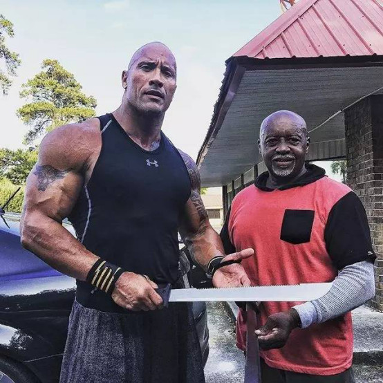 wwe有巨石强森是那一年的？尚格云顿和巨(wwe强森vs巨石)