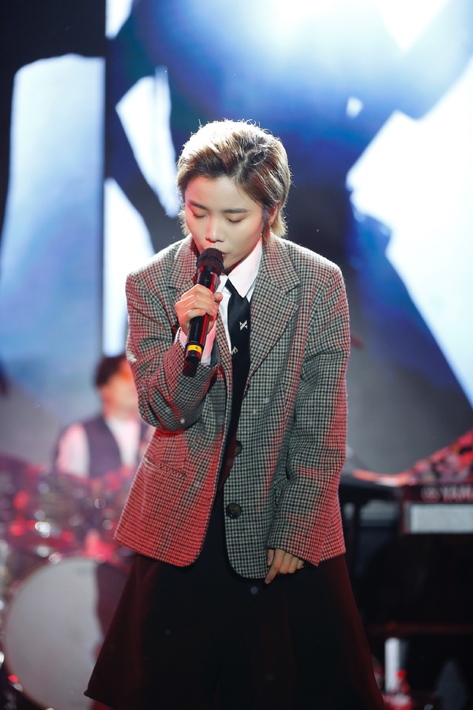 06届超女许飞现状图片(超女许飞老公资料)