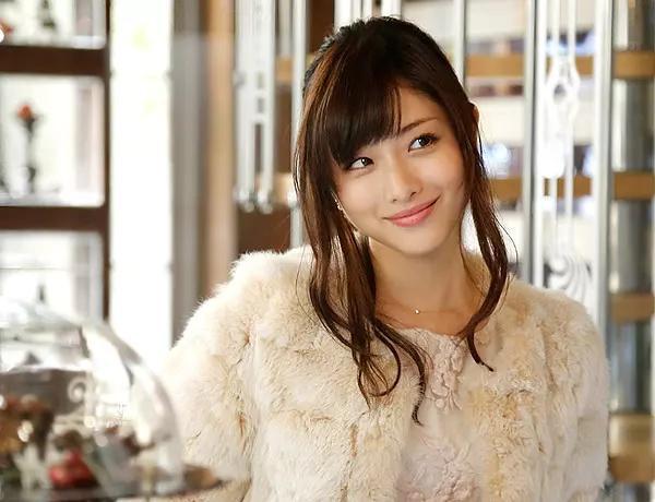 石原里美在日本是什么样的地位(石原里美在日本好比中国的)