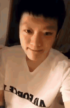 李小璐大秀后背性感腰臀曲线(李小璐细腰)