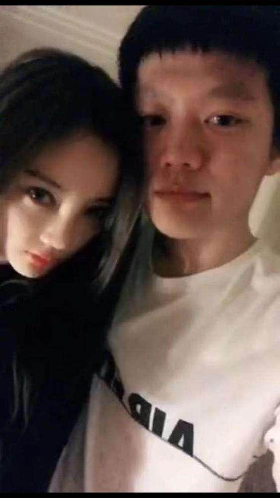 李小璐大秀后背性感腰臀曲线(李小璐细腰)