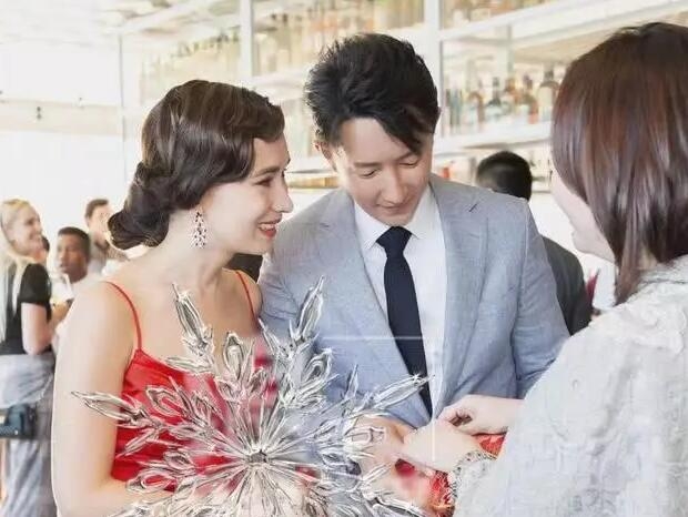 韩庚卢靖姗疑结婚女方晒照戒指亮眼(韩庚女朋友卢靖姗多大)