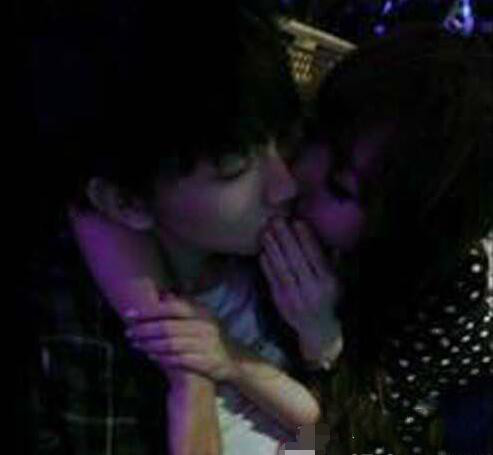 王嘉宁和王俊凯亲吻图(李佳宁和王俊凯吻照是真的吗)