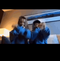 李小璐大秀后背性感腰臀曲线(李小璐细腰)