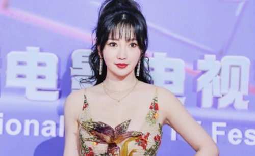 柳岩摔倒秀美背结果太尴尬