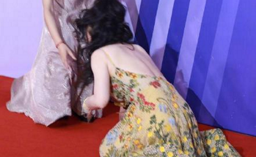 柳岩摔倒秀美背结果太尴尬