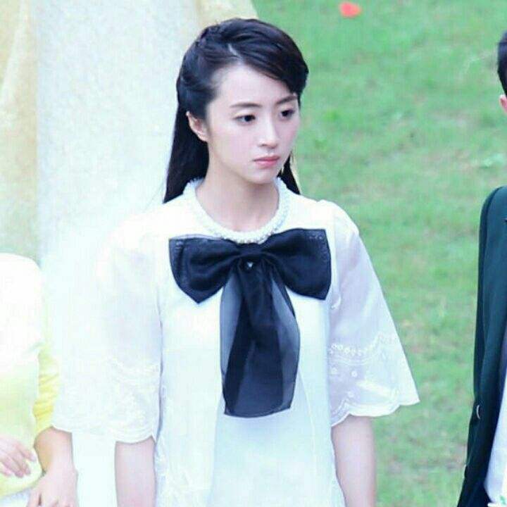 胡冰卿和林依晨长的好像对比图(胡一天胡冰卿长得这么像)