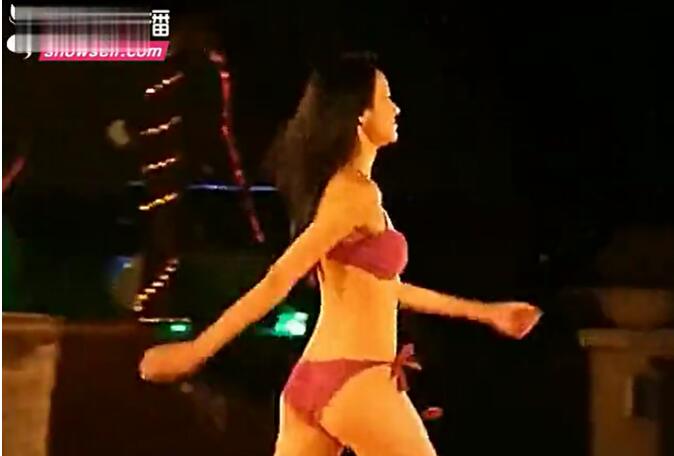 马凡舒走t台泳裤掉落视频截图 马凡舒走t台泳裤掉落视频截图