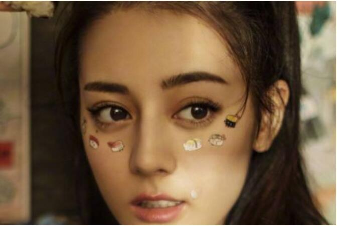 迪丽热巴眼睛整容过吗(迪丽热巴眼睛是不是做的)