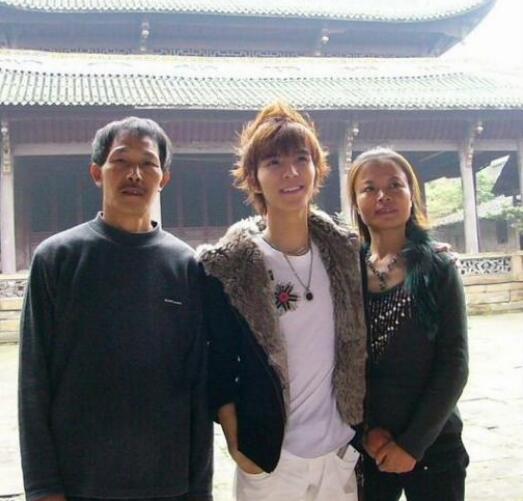 郭敬明是侏儒症吗(郭敬明畸形)