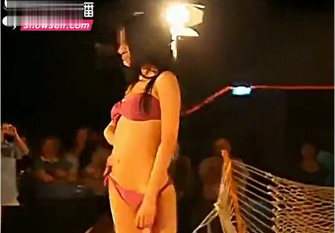 马凡舒走t台泳裤掉落视频截图 马凡舒走t台泳裤掉落视频截图