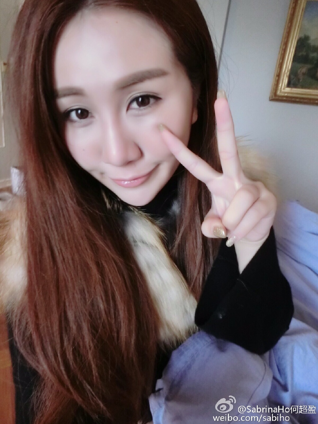 何超盈脖子很短还向前倾怪怪的 何超盈脖子很短还向前倾怪怪的