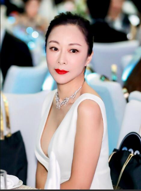 何珈好哪一年出生(何珈好今年几岁)