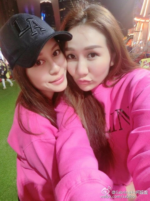 何超盈脖子很短还向前倾怪怪的 何超盈脖子很短还向前倾怪怪的