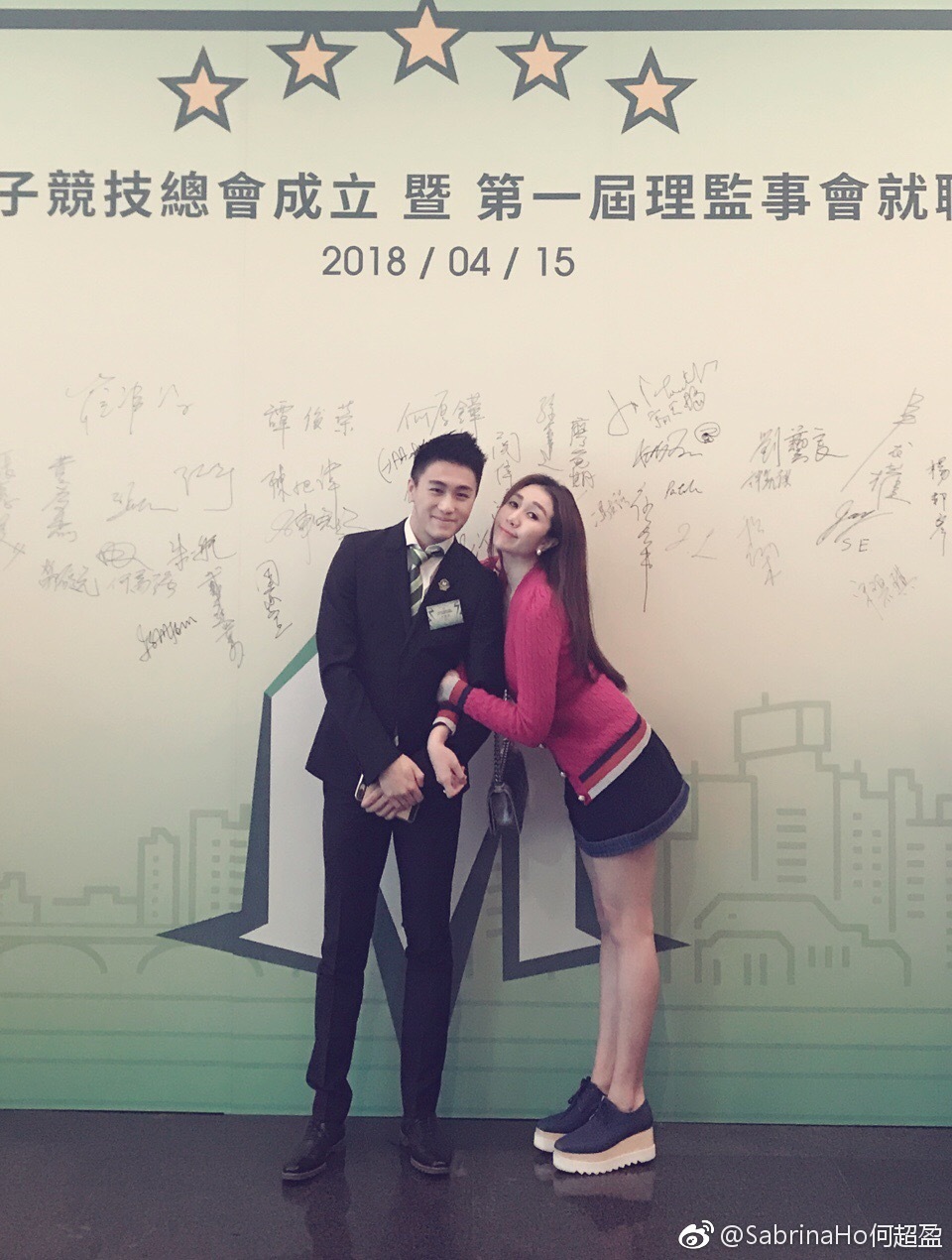 何超盈脖子很短还向前倾怪怪的 何超盈脖子很短还向前倾怪怪的