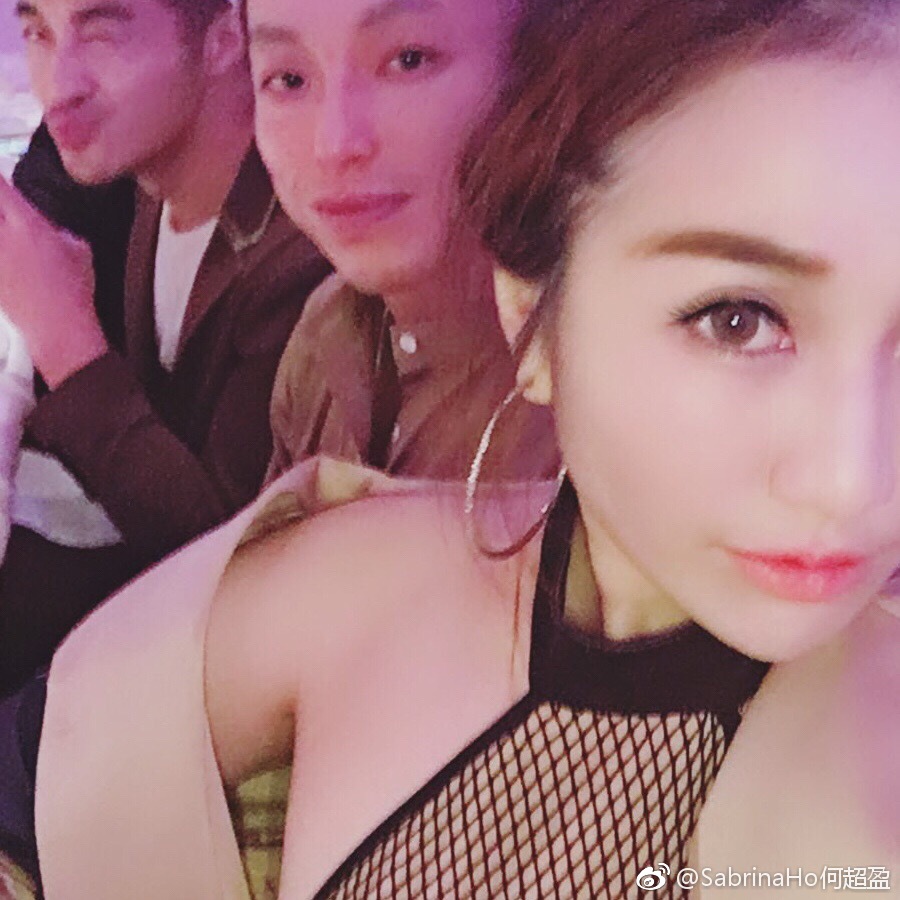 何超盈脖子很短还向前倾怪怪的