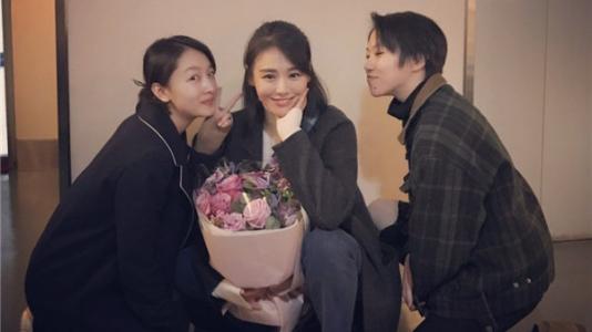 周冬雨窦靖童是同性恋吗?俩人是怎么认识的(窦靖童周迅周冬雨三人关系)