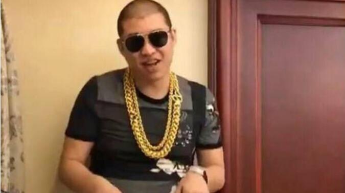 高迪为什么剃光头？高迪解散团队是背后的原(高迪团队都有谁)