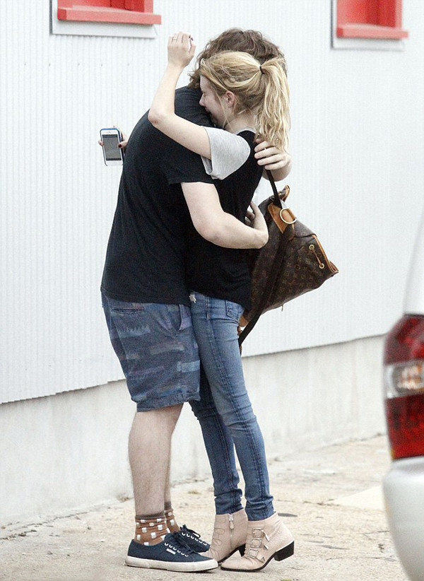 艾玛罗伯茨家暴互殴是怎么回事