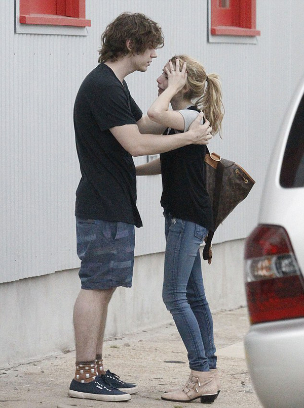 艾玛罗伯茨家暴互殴是怎么回事