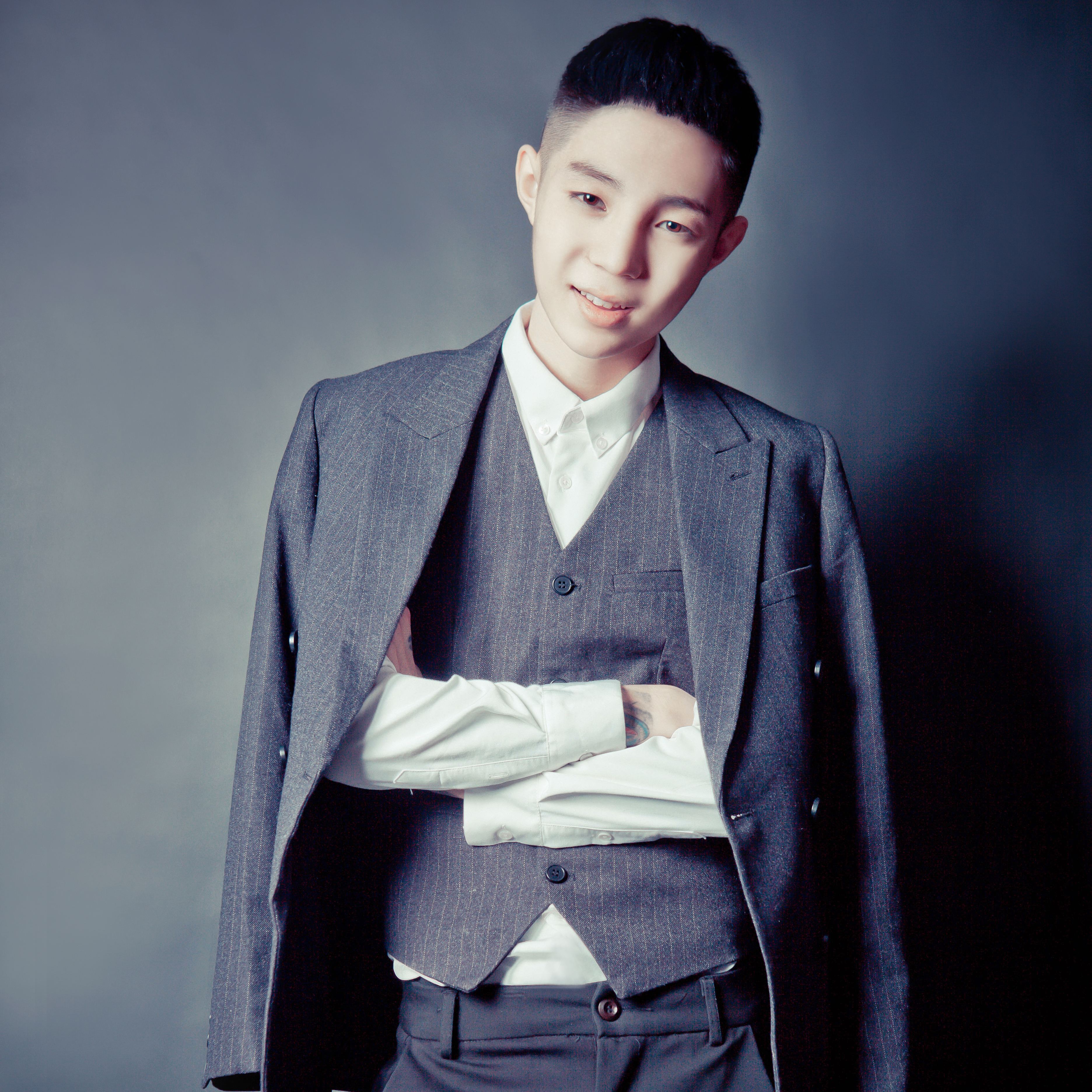 高迪为什么剃光头？高迪解散团队是背后的原(高迪团队都有谁)