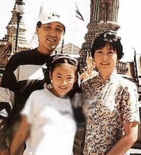 陈格和李念对比照(李念和陈格为什么长那么像呢) 陈格和李念对比照(李念和陈格为什么长那么像呢)