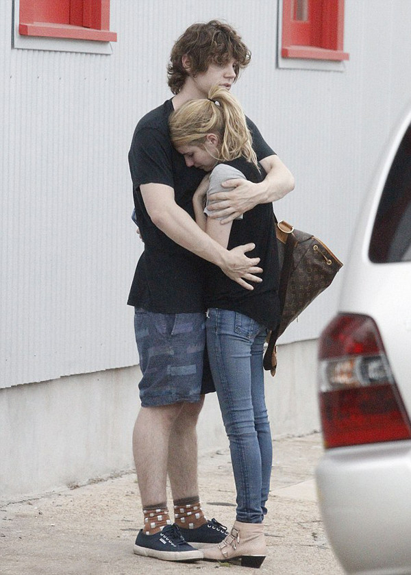 艾玛罗伯茨家暴互殴是怎么回事