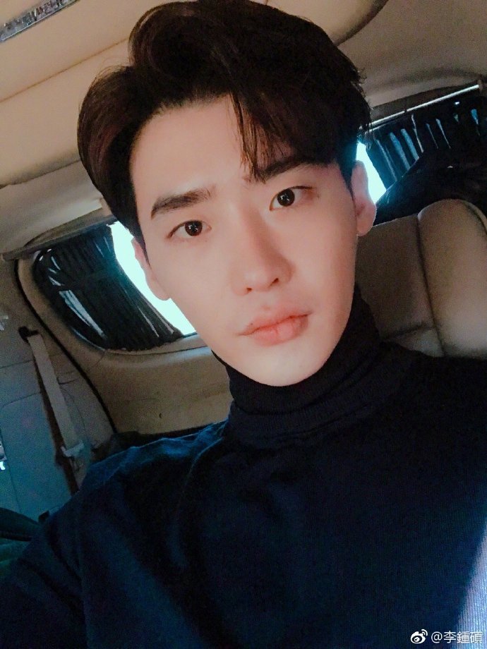 李钟硕下嘴唇竖纹是疤痕吗?李钟硕人品怎么