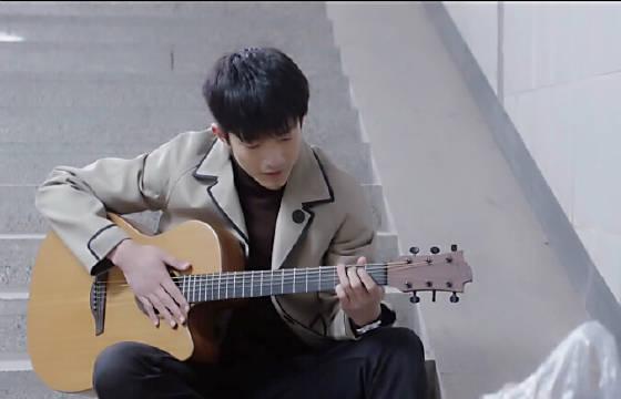 屈楚萧眉山一中被打真的吗？据说屈楚萧家里