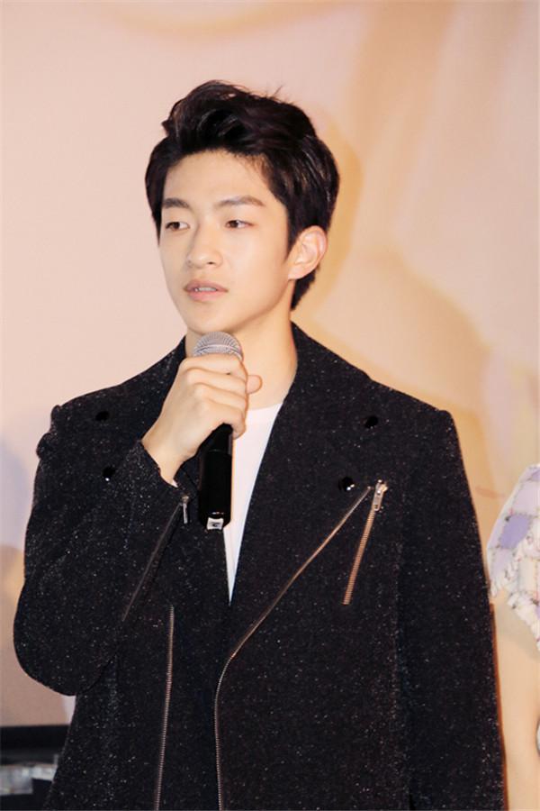 屈楚萧眉山一中被打真的吗？据说屈楚萧家里