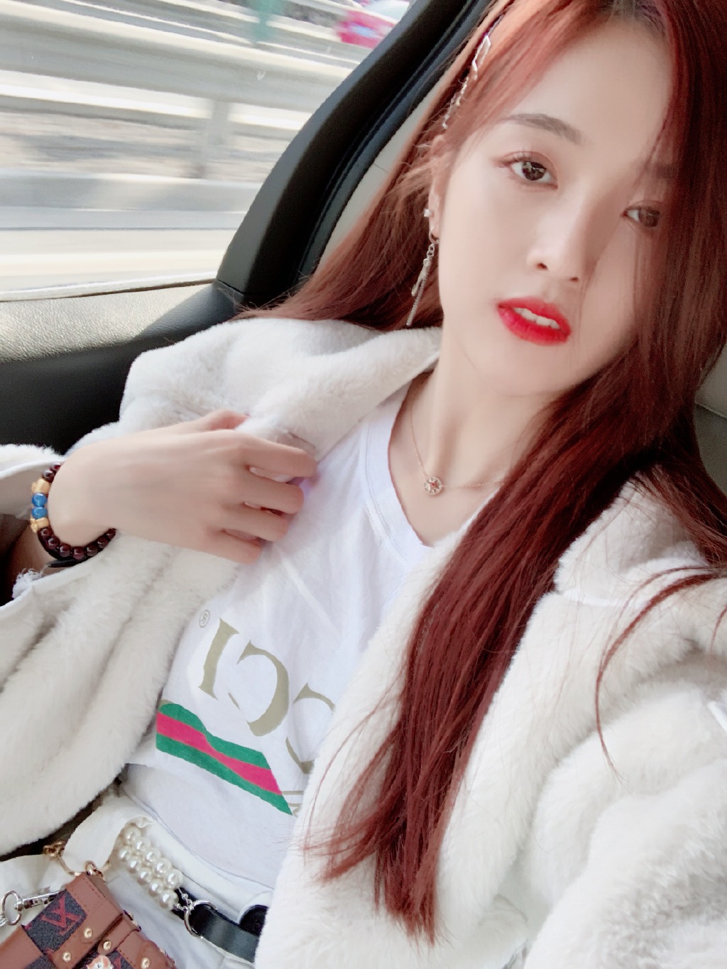 吴宣仪家境是假是假富二代?吴宣仪直的还是