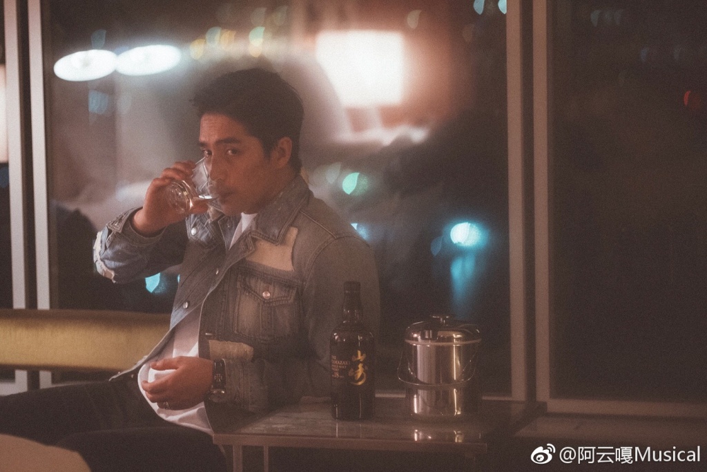 乌兰图雅的眼睛好丑怎么回事(乌兰图雅是近视眼吗?) 乌兰图雅的眼睛好丑怎么回事(乌兰图雅是近视眼吗?)